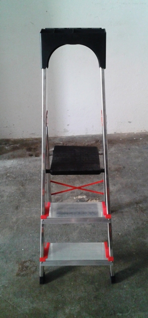 escalera con bandeja herramienta